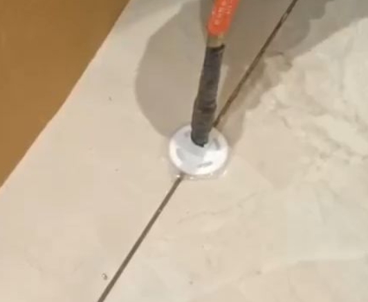廊坊市瓷砖空鼓维修公司专业解答瓷砖在铺贴过程中，如果没有涂抹均匀到位的粘结材料（如水泥砂浆或瓷砖胶），可能会导致以下问题